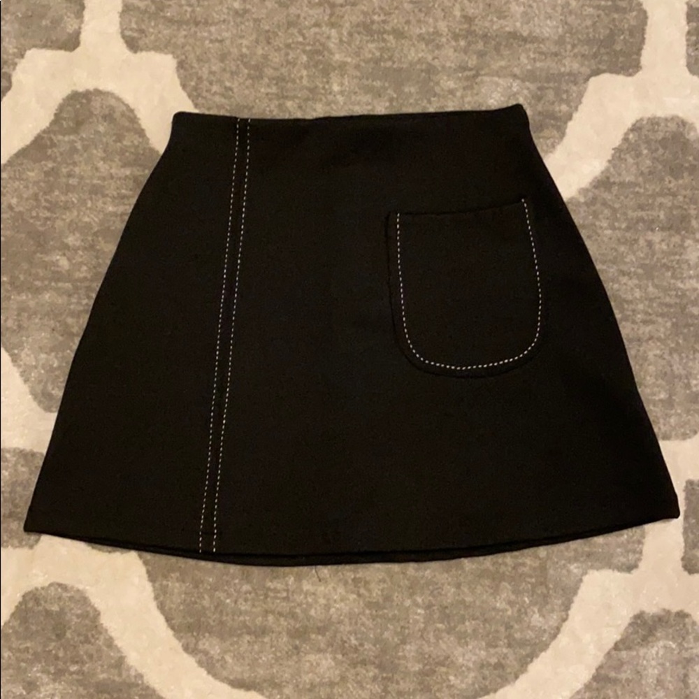 Short black skirt with pocket